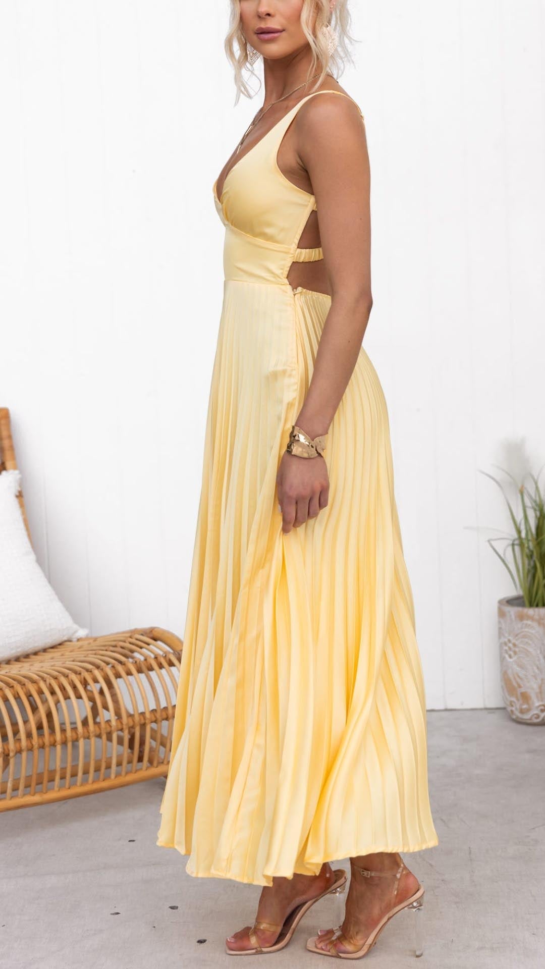 Nayeli™ | Elegant Pleated V-Neck Maxi Dress
